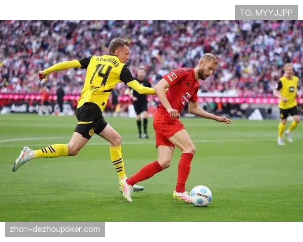 特写：老将穆勒在可能最后一场欧冠比赛后的谢场仪式